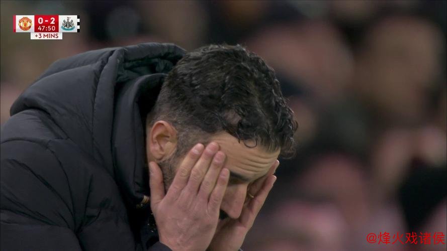 40岁阿莫林蹲地捂脸！执教曼联1周年+输球率近5成 怒批全队：糟糕