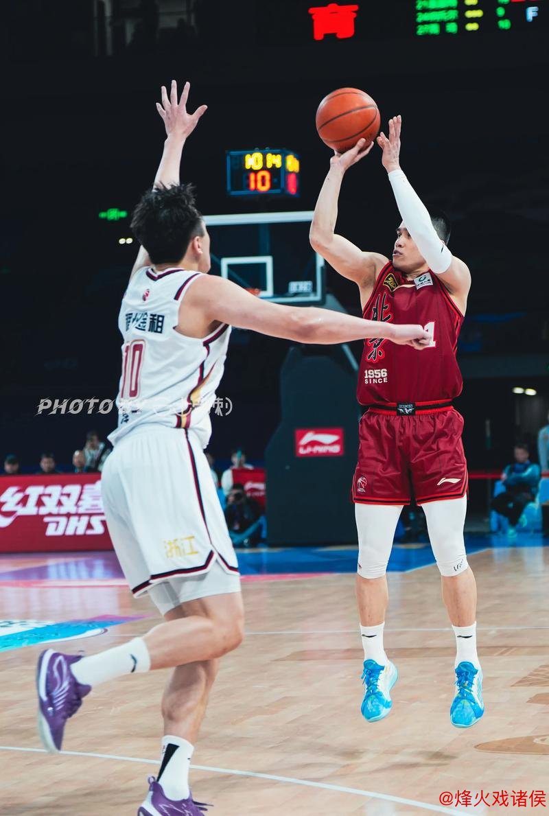 布朗狂砍37+7+6 陈盈骏贡献23分 广州力克新疆总比分1-2 布朗狂砍37+7+6 陈盈骏贡献23分 广州力克新疆总比分1-2