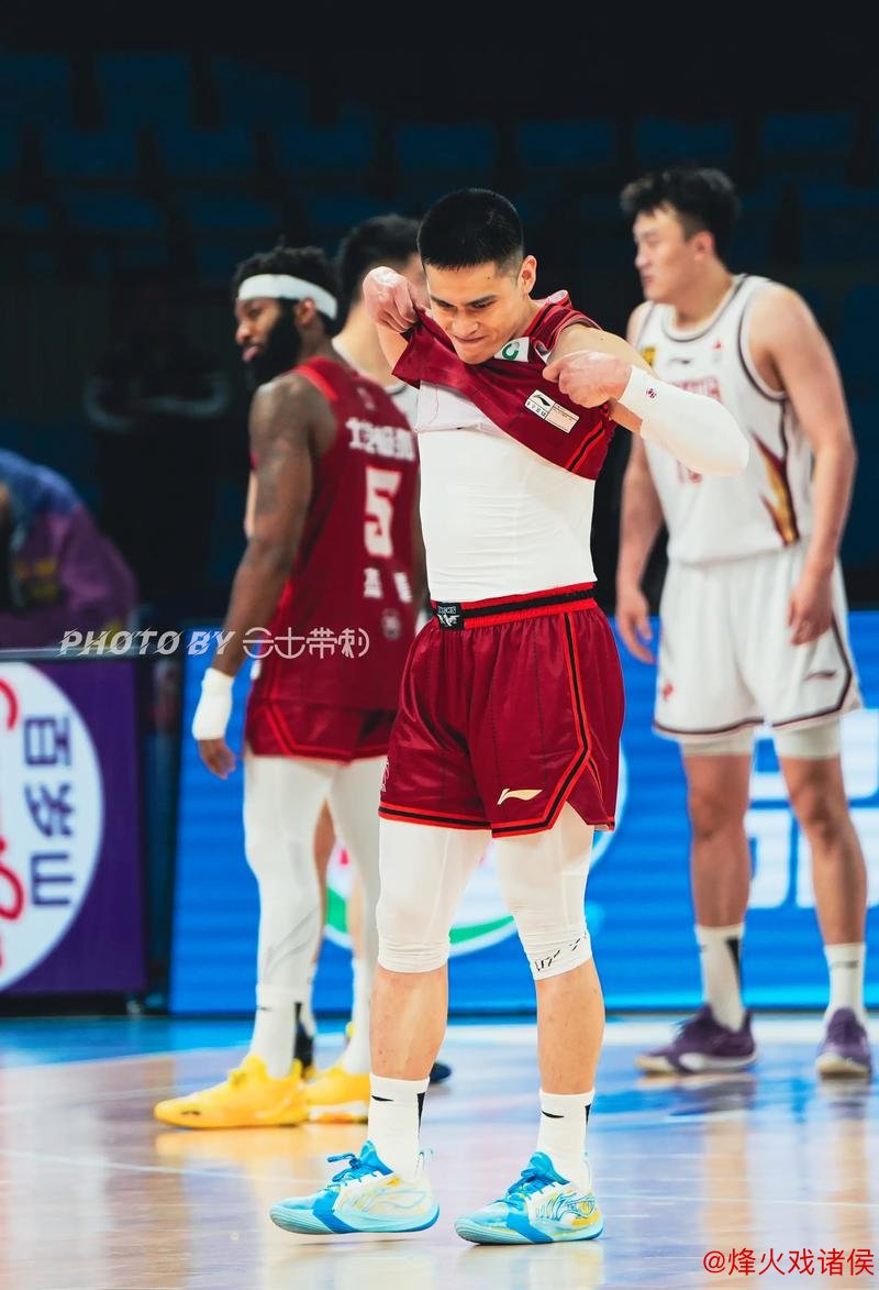 布朗狂砍37+7+6 陈盈骏贡献23分 广州力克新疆总比分1-2 布朗狂砍37+7+6 陈盈骏贡献23分 广州力克新疆总比分1-2